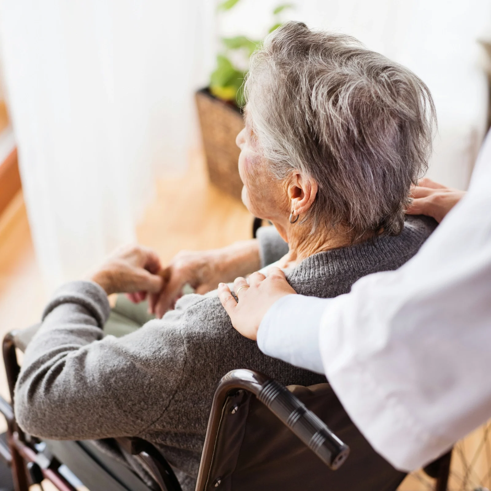 LAH-nurse-comforting-woman